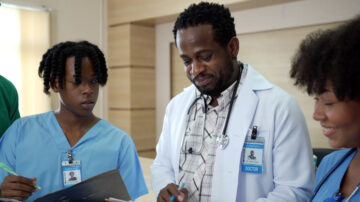 Support skilled healthcare workers in Sierra Leone
