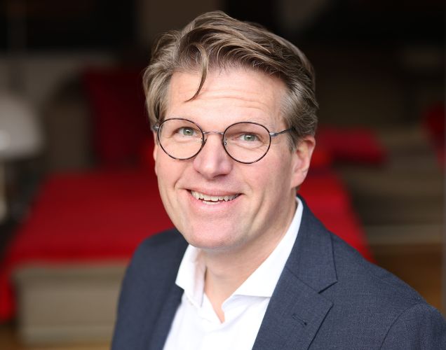 Alumnus biedt financiële steun en carrièremogelijkheden aan jonge studenten