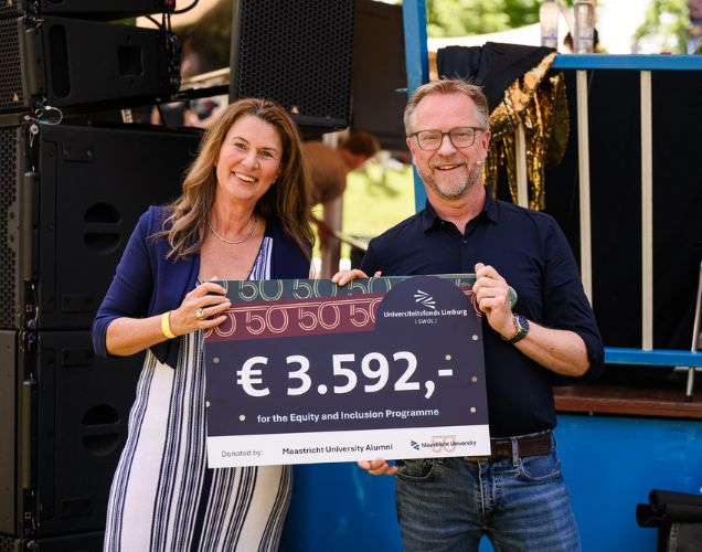 Alumni vieren 50 jaar UM en halen € 3.592 op voor gelijke kansen